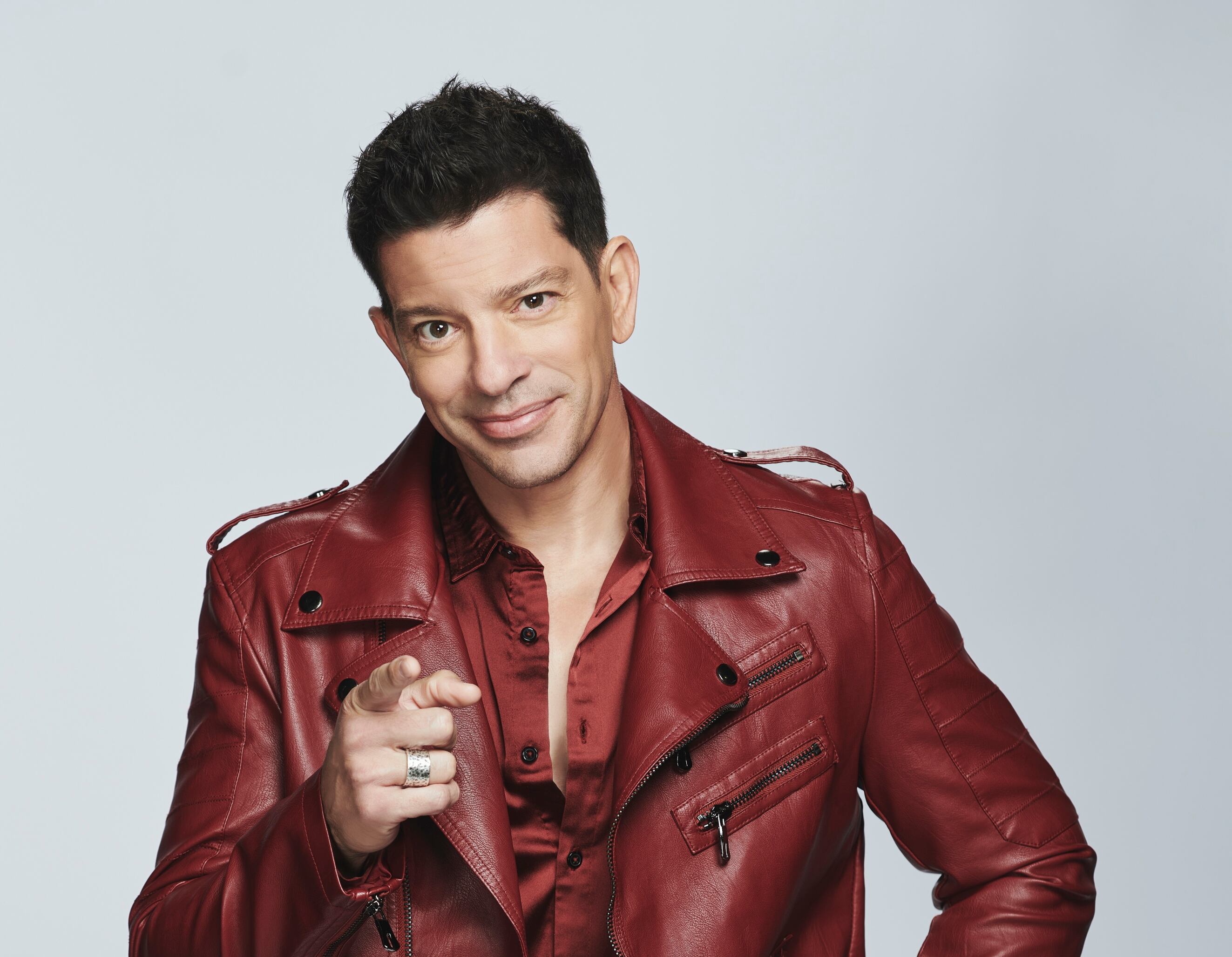 Yahir asegura mantener una relación estable desde hace más de una década y expresa satisfacción con la familia que ha formado. (Foto: Televisa)