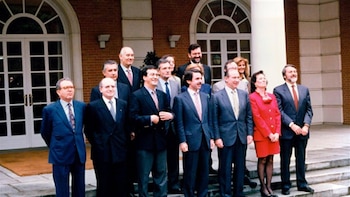 30 años de la investidura de Aznar: de los pactos con nacionalismos y el "España va bien" a tener ministros imputados