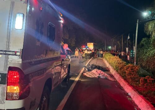 El accidente de tránsito ocurrió la noche del 13 de septiembre en el kilómetro 145 de la ruta CA-2 Occidente, en San Antonio, Suchitepéquez. (Bomberos Municipales Departamentales)
