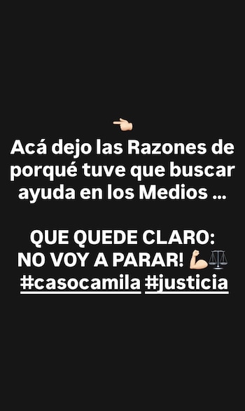 Texto blanco sobre fondo negro: 'QUE QUEDE CLARO: NO VOY A PARAR! #casocamila #justicia', con emojis de dedo apuntando, brazo fuerte y balanza de justicia