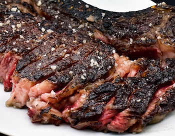 Chuleta de vaca rubia gallega de Bandeira, uno de los imperdibles de O Pazo (Cedida)