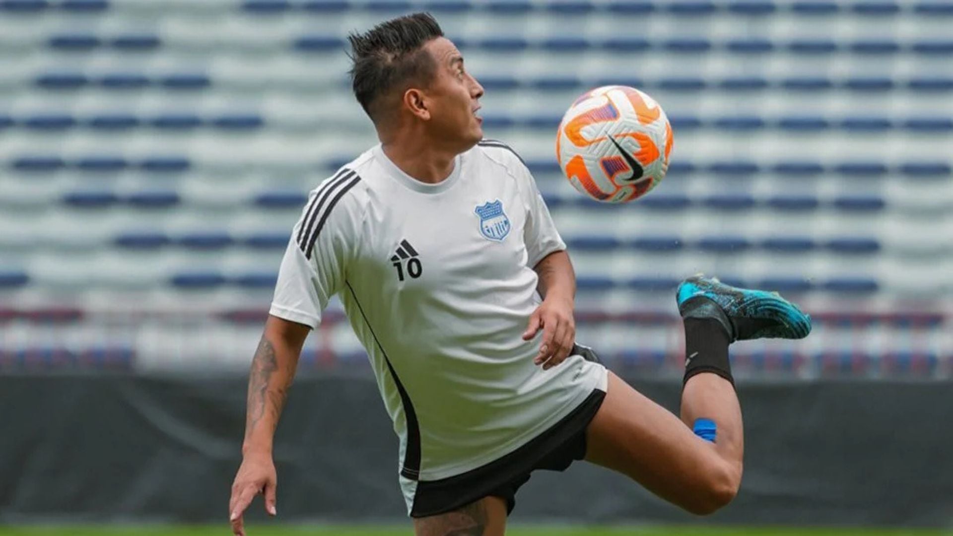 Cueva demostrando su talento en un control de balón durante los entrenamientos con Emelec. - Crédito: Difusión