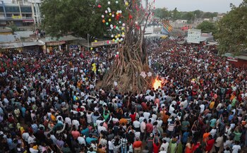Los devotos hindúes encienden una