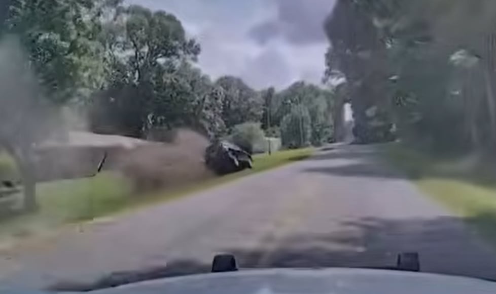 La persecución en Arkansas terminó cuando Fletcher perdió el control, chocó contra un poste y volcó, y la SUV quedó debajo de cables eléctricos con tensión (Arkansas State Police)