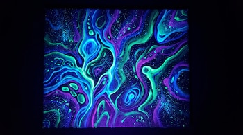 Lienzo abstracto con trazos sinuosos y manchas fluorescentes en verde, azul y violeta sobre un fondo oscuro.