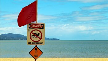 Bandera rojo en la playa