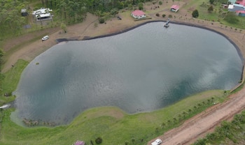 La electricidad generada por El Embalse aporta entre 1,6 y 1,7 megavatios anualmente a la red nacional costarricense. Cortesía: Coopesantos