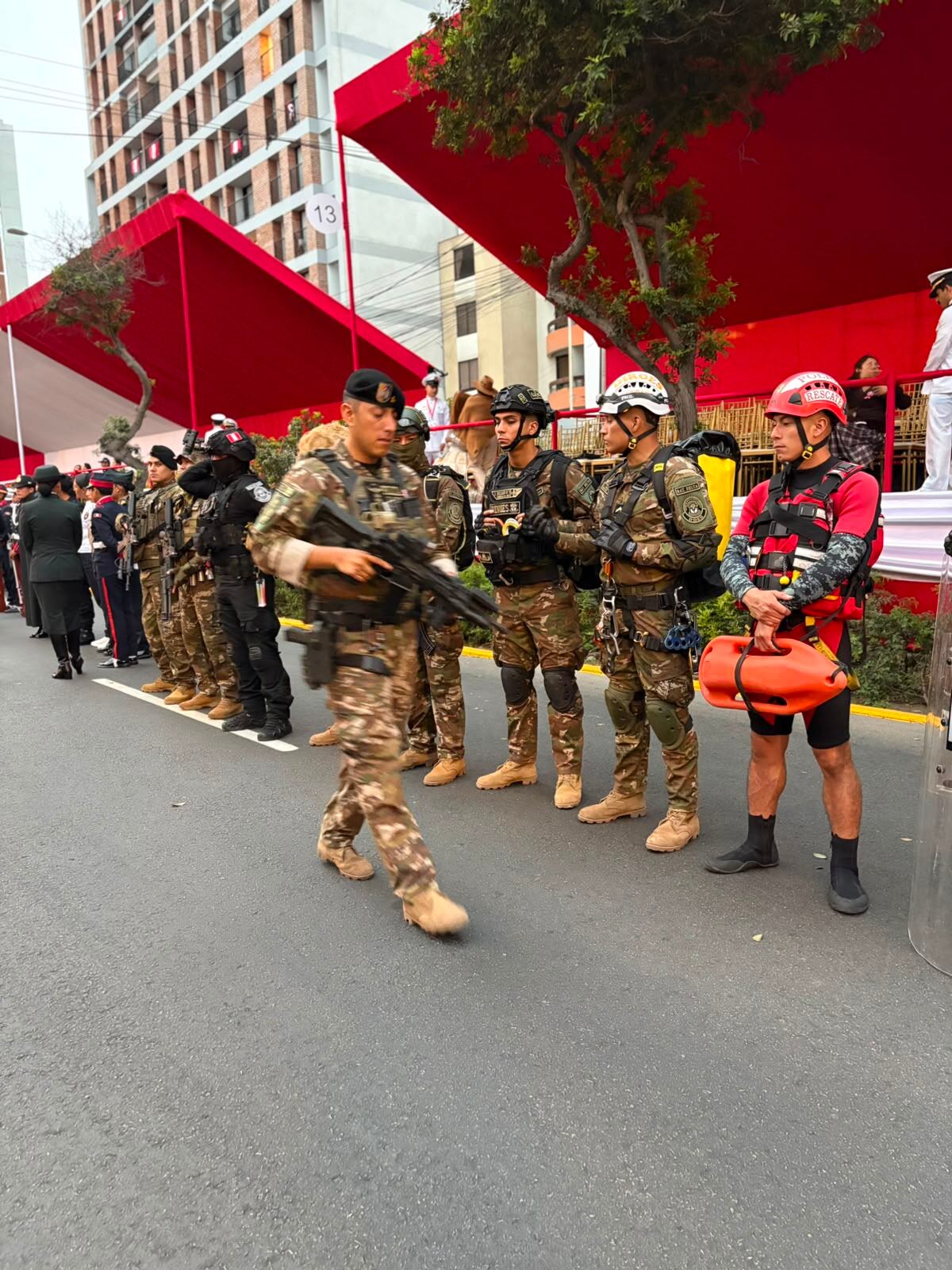 Diversos escuadrones se alistan para el inicio del Desfile y Parada Militar 2026 en la av. Brasil. Infobae Perú