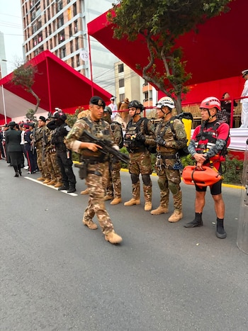 Diversos escuadrones se alistan para el inicio del Desfile y Parada Militar 2026 en la av. Brasil. Infobae Perú