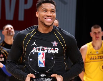 08/03/2021 Antetokounmpo con el premio