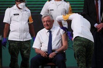 El presidente de México, Andrés Manuel López Obrador, recibe una dosis de la vacuna contra la enfermedad del coronavirus (COVID-19) de AstraZeneca en el Palacio Nacional en Ciudad de México, México, 20 de abril de 2021. REUTERS/Henry Romero
