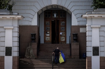 Un hombre lleva una bandera