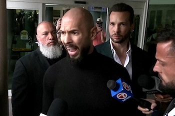 La Fiscalía de la Corona del Reino Unido sumó cargos contra Andrew y Tristan Tate a partir de denuncias y pruebas reunidas por la policía de Bedfordshire (REUTERS)