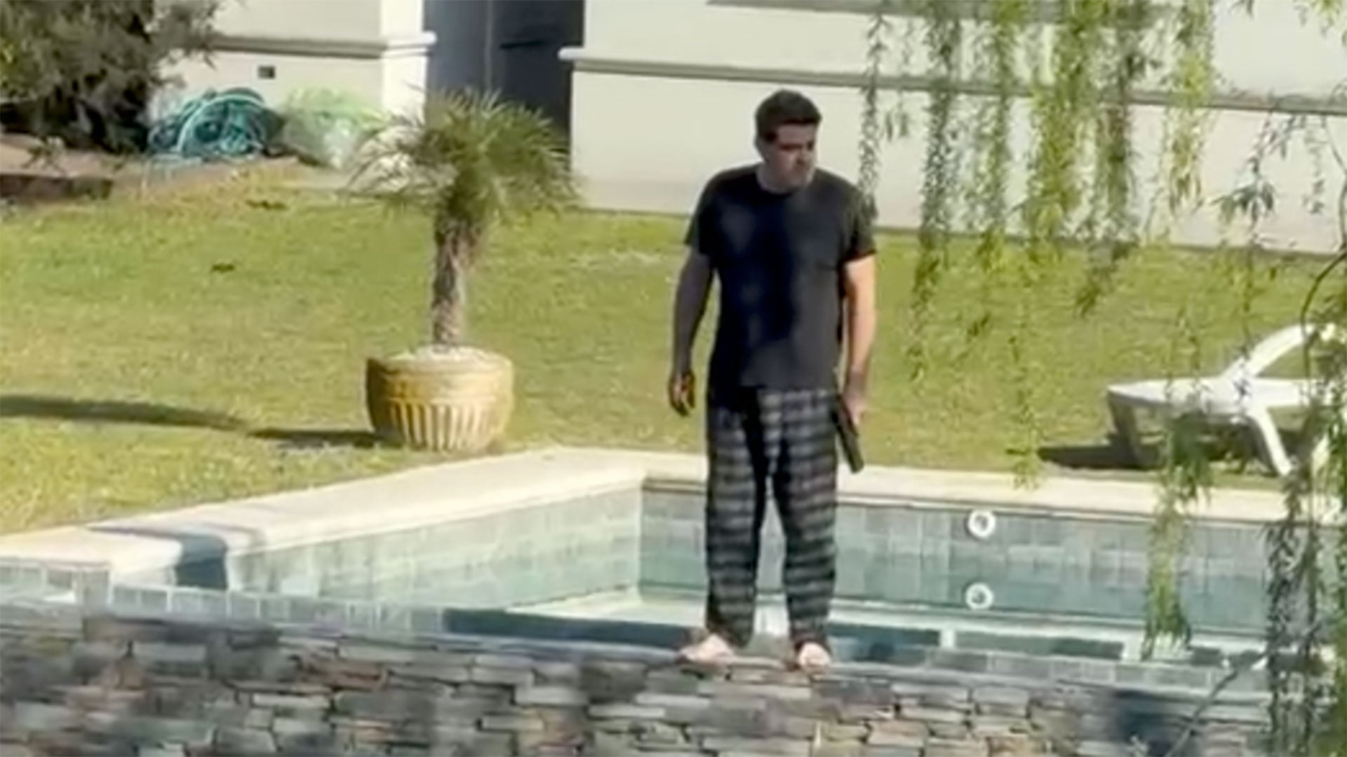 Descalzo y en pijama, Favre salió a dispararle a los carpinchos que etsaban en el jardín de su casa