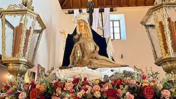 Un paso de Huelva completa su recorrido gracias a voluntarios tras un llamamiento por falta de costaleros: “Van muertos”