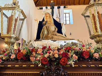 El paso de Nuestra Señora de las Angustias de la Hermandad del Santo Entierro de Huelva.