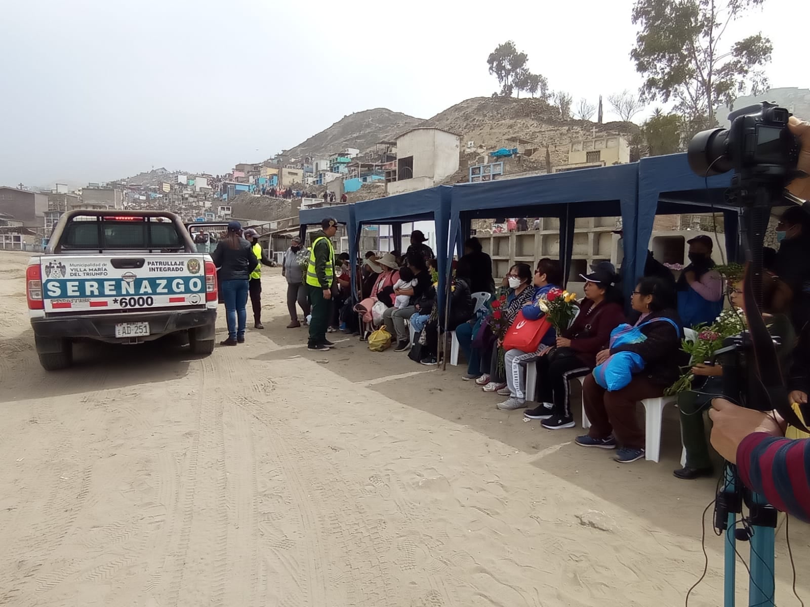 La Municipalidad de VMT puso movilidad a las personas discapacitadas y de la tercera edad para transportarlas hasta las zonas altas del cementerio Nueva Esperanza.