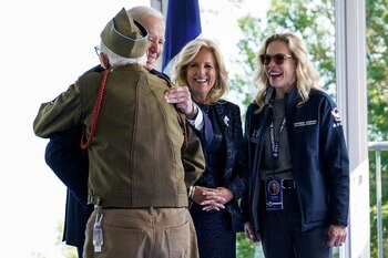Joe Biden abraza un veterano estadounidense (REUTERS/Elizabeth Frantz)