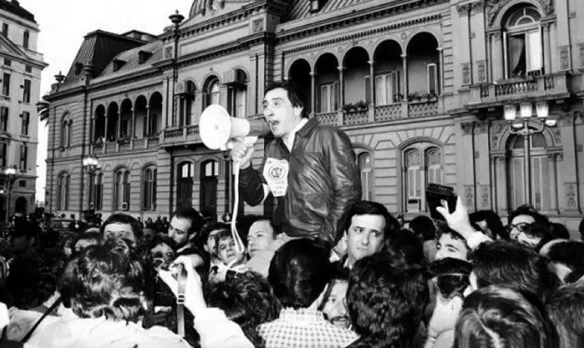 Saúl Ubaldini encabezó la movilización realizada el 7 de noviembre de 1981 hacia la Iglesia de San Cayetano, donde los cantos de los feligreses se mezclaron con las consignas contra la dictadura