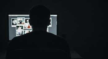 Un hombre de espaldas revisa