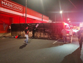 Uno de los vehículos terminó volcado mientras el otro presentó graves daños en la parte frontal. - crédito @FicoGutierrez/X