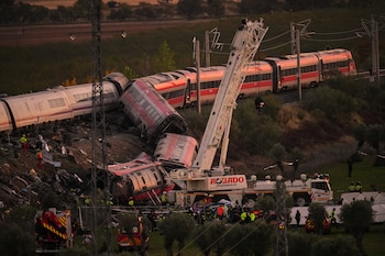 Trabajadores de emergencia trabajan en el lugar donde chocaron dos trenes en Urda. (AP Foto / Manu Fernández)