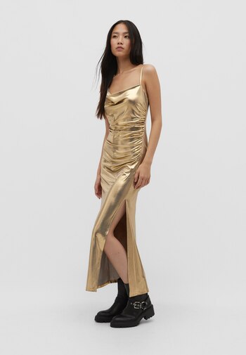 Vestido de Stradivarius. (www.stradivarius.com)