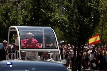 El papa León XIV saluda a los fieles en su recorrido por el centro de Madrid en el papamóvil, en el primer trayecto que el Sumo Pontífice realiza con este vehículo por la capital, para dirigirse a la Plaza de Colón, este sábado, primer día de los seis que componen su visita oficial a España. (EFE/Sergio Pérez)