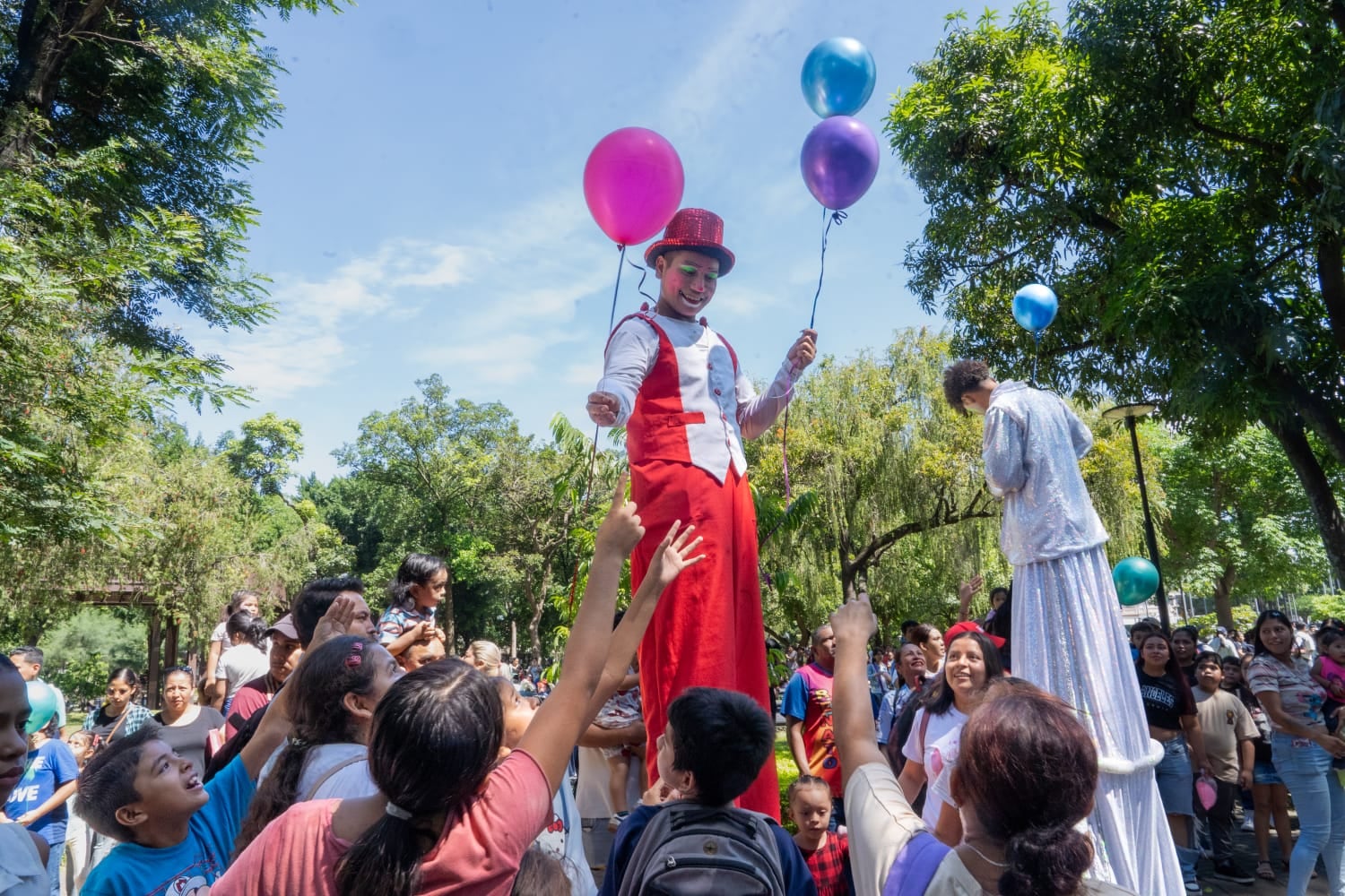 El parque contó con piscinas, inflables, trampolines, canchas, bicicletas y un circuito para mascotas, además de espectáculos, alimentos y entrega de plantas, según la Secretaría de la Mujer y Familia (Foto cortesía alcaldía de San Salvador)
