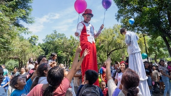 En fotos: La megafiesta que la capital salvadoreña organizó para miles de familias en el Parque Cuscatlán durante el Mes de la Niñez