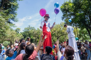 El parque contó con piscinas, inflables, trampolines, canchas, bicicletas y un circuito para mascotas, además de espectáculos, alimentos y entrega de plantas, según la Secretaría de la Mujer y Familia (Foto cortesía alcaldía de San Salvador)