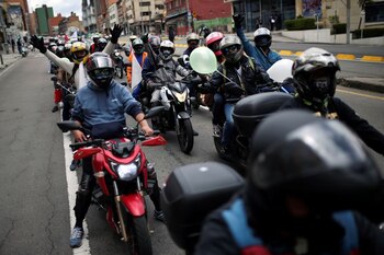 Motociclistas participan en una protesta durante un paro nacional, en medio del brote de la enfermedad del coronavirus (COVID-19), en Bogotá, Colombia, el 7 de septiembre de 2020. REUTERS/Luisa Gonzalez