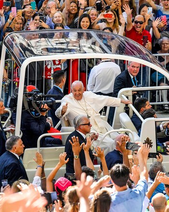 El papa Francisco saluda a