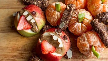 Con la ayuda de frutas,