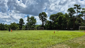 Cortaba el pasto en las