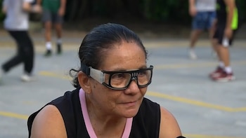 ¡Encestando contra los prejuicios! A sus 69 años, Miriam Díaz brilla en las canchas de San Salvador