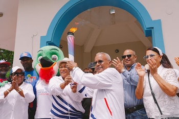 La antorcha de Santo Domingo 2026 completa en Boca Chica su visita a 31 provincias del país. (Infobae Centroamérica/Cortesía cuenta de X @SDQ2026)