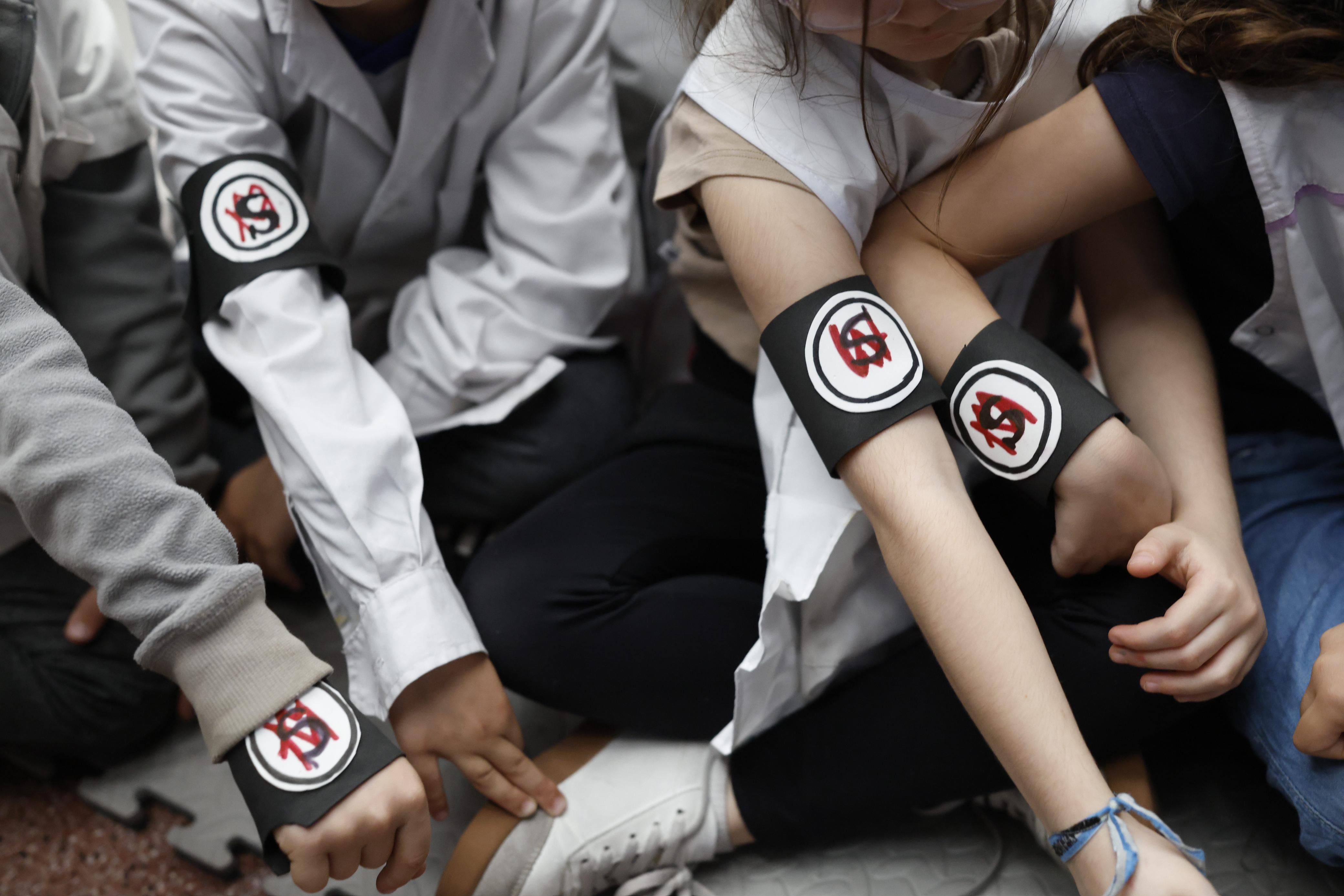 El brazalete de Say No More en el brazo de los alumnos