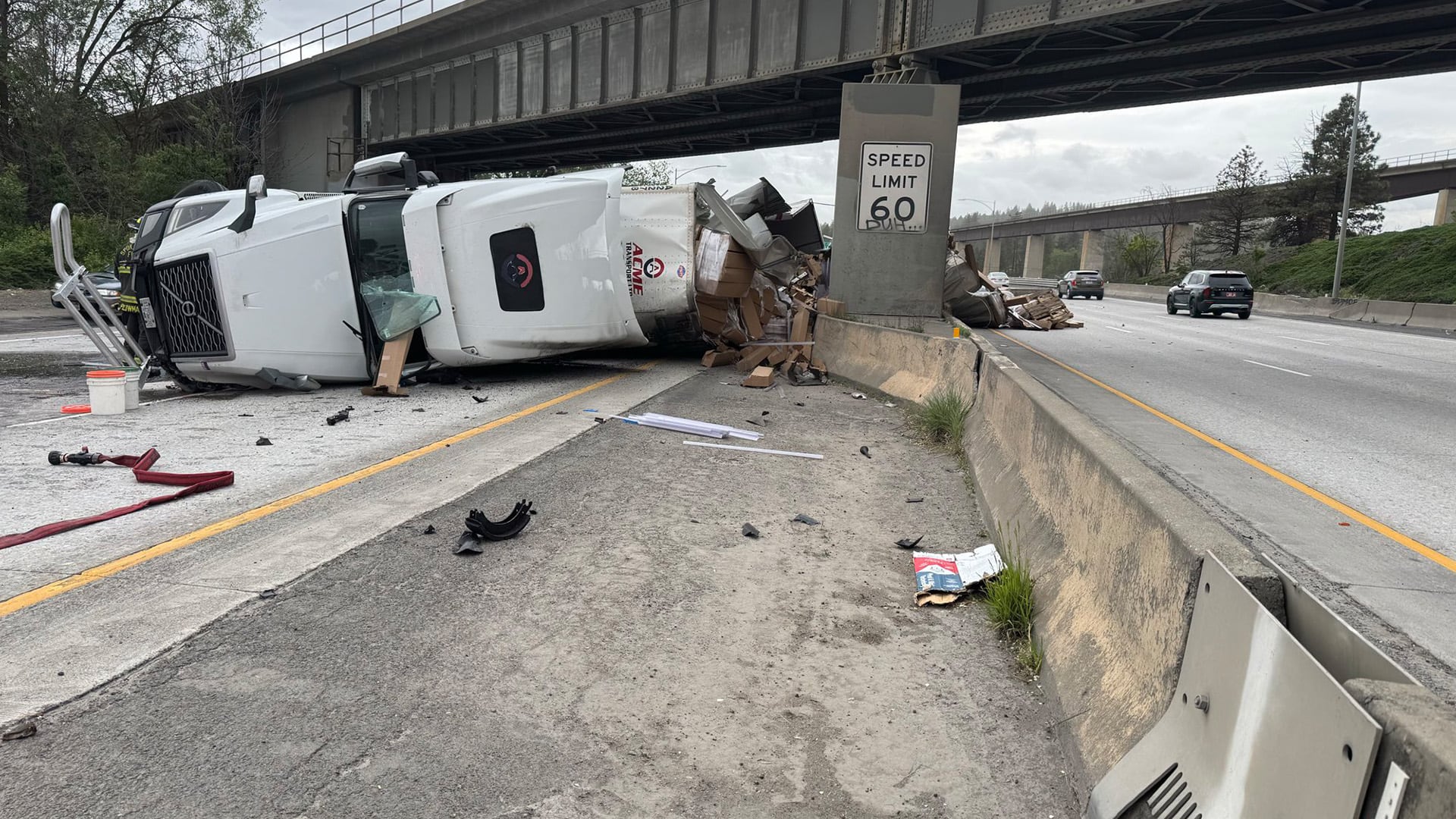 La tormenta de polvo en Spokane lleva al cierre total de la US 195 y la Interestatal 90, afectando la movilidad regional y la seguridad vial. (@WSDOT_East)