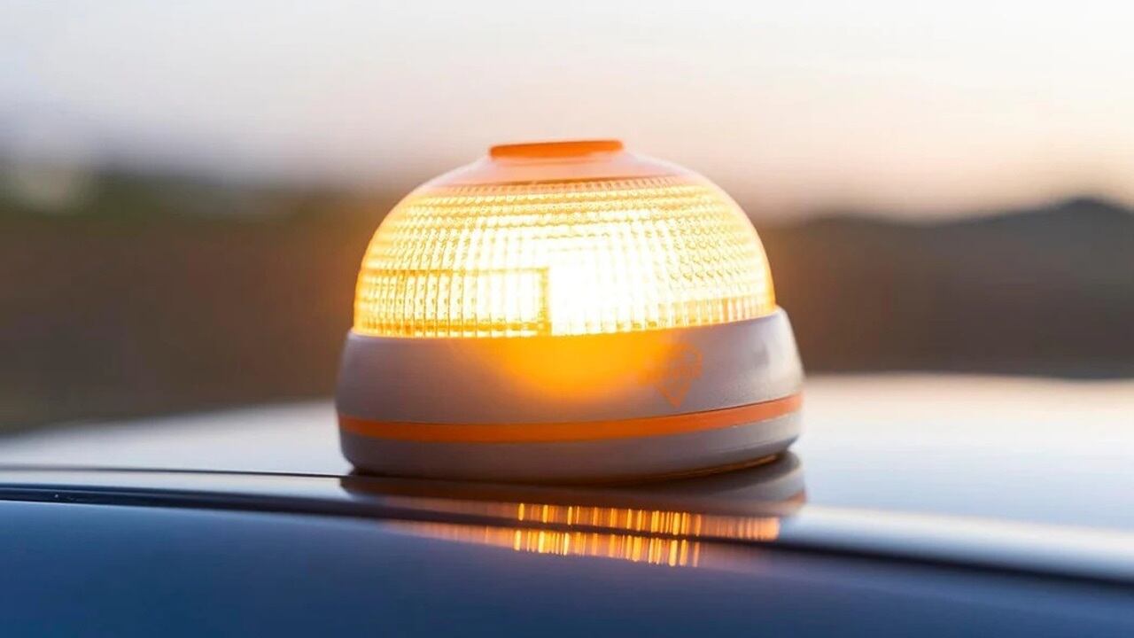 Una baliza V-16 sobre el techo de un coche (Gobierno de Aragón / Europa Press)