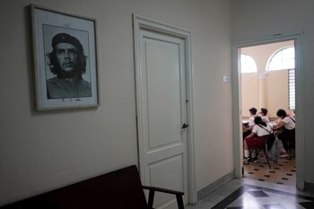 La presencialidad debió ser nuevamente interrumpida debido al rebrote ocasionado por la apertura de los aeropuertos y un relajamiento de las medidas de distancia social (Foto: REUTERS)