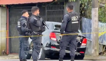Las autoridades encontraron evidencia de múltiples disparos contra el automóvil donde estaban las víctimas.(Cortesía)