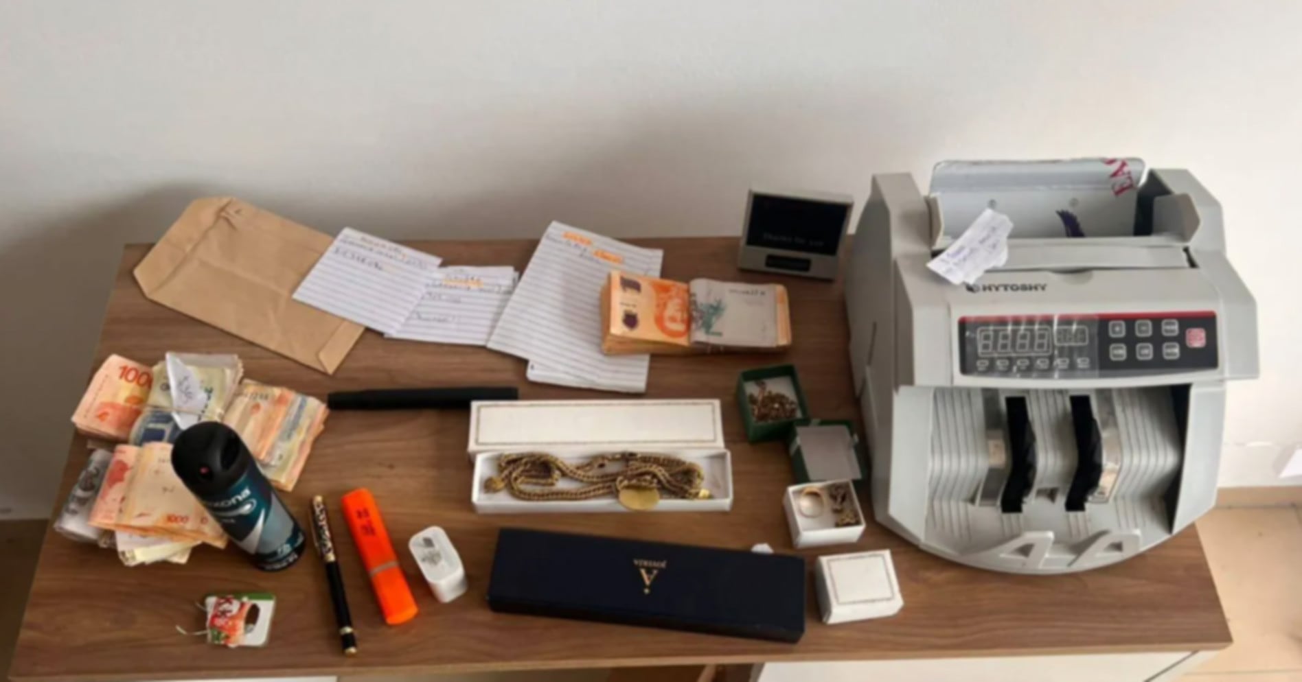 Parte del dinero secuestrado en los ocho allanamientos realizados en La Plata (0221)