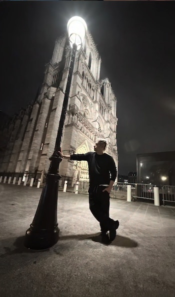 La Catedral de Notre Dame recibió al conductor durante la noche tras las obras de restauración por el incendio de 2019
