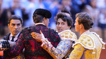 Una herida de 35 cm, drenaje y sin fecha de regreso: Andrés Roca Rey salió de alta tras la grave cornada sufrida en Sevilla