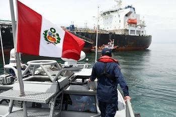 Marina de Guerra del Perú y de EE. UU. rescatan a 27 tripulantes de nave con bandera de Venezuela. (Foto: Dicapi)