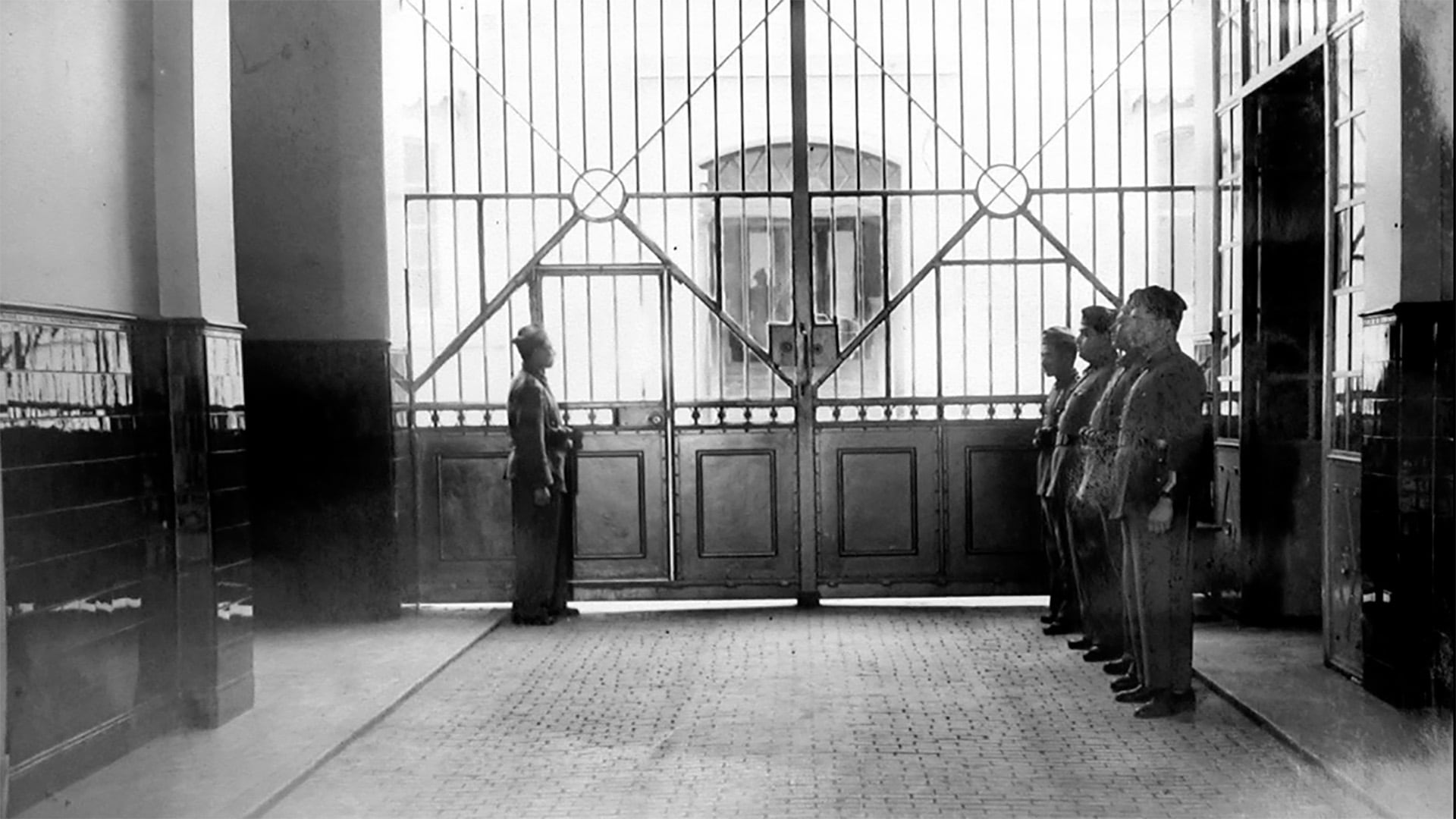 Portones de la Penitenciaría. En 1961 fue demolida y actualmente el predio que ocupaba es un parque (Museo Penitenciario Antonio Ballvé)