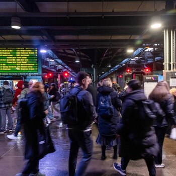NJ Transit recomendó el trabajo remoto o la modificación de horarios ante las dificultades de movilidad expresadas por los usuarios (Associated Press)