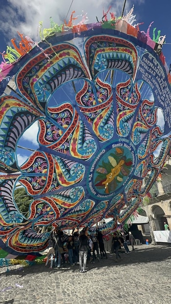 Los barriletes gigantes se elevan en Sumpango y Santiago Sacatepéquez cada 1 de noviembre para conmemorar el Día de Todos los Santos.