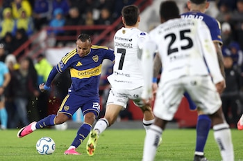 El delantero colombiano de Boca Juniors, Sebastián Villa (n.º 22), golpea el balón durante el partido de ida de los octavos de final de la Copa Sudamericana entre Boca Juniors (Argentina) y Deportivo Recoleta (Paraguay), en el estadio Tomás Adolfo Ducó de Buenos Aires, el 11 de agosto de 2026-crédito Alejandro Pagni/AFP
